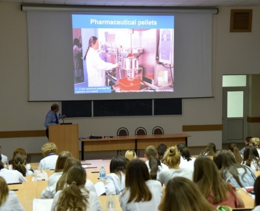 Prelegeri pentru farmaciști ținute de profesori din Estonia