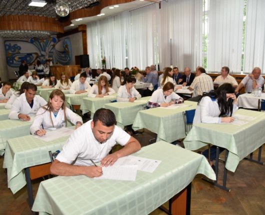 Mediciniștii susțin examenele de licență